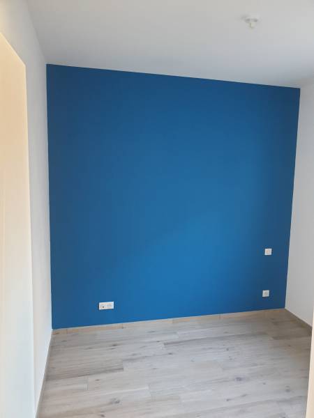 La peinture intérieure d'une maison neuve à Aubais 