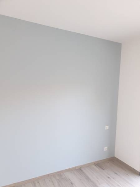 La peinture intérieure d'une maison neuve à Aubais près de Nîmes