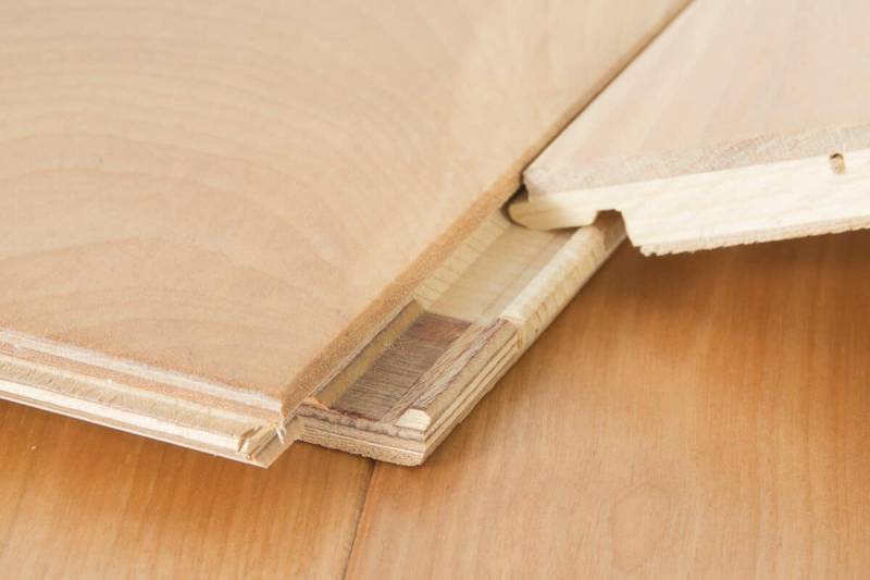 pose de parquet flottant dans un salon à Lunel