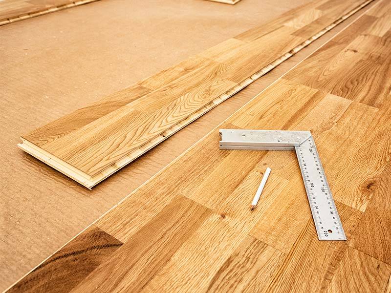 Menuisier pour pose d'un parquet stratifié à Lunel dans l'Hérault 